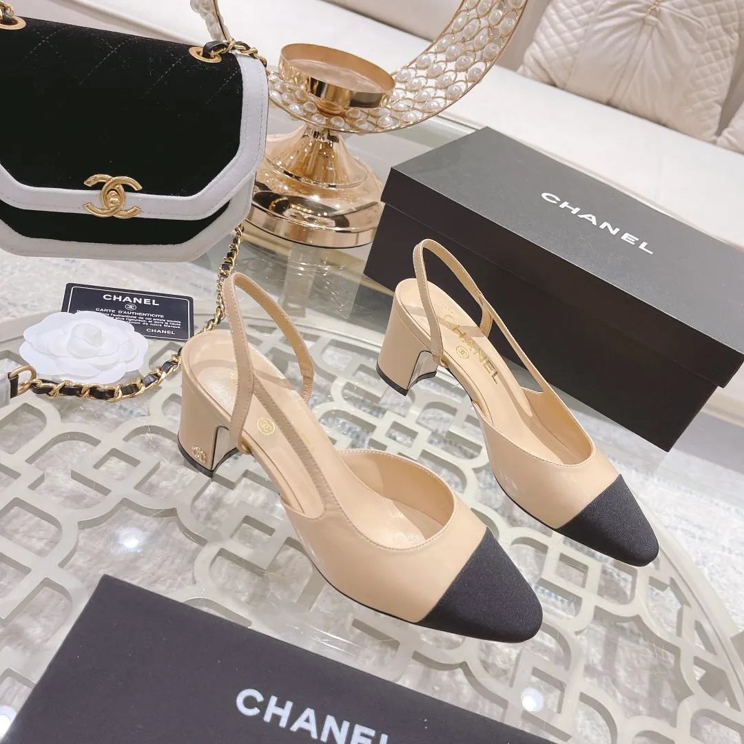 👟👟Ex-factory price 440👟👟 Chanel - Spring and summer classic color-blocked low-heeled side hollow sandals ⚠ Fashionable catwalk style❤ Mixed splicing colors, hollow toe style on the inside, 2.5cm thick heel and small logo embellishment, a fashionable interpretation! How to match the series to look good! Original customized wood-colored leather outsole, imported sheepskin surface, goatskin lining for feet... 35-40 regular sizes (41.42, 43 custom-made, non-returnable) 🎁Latest full set of packaging at the counter